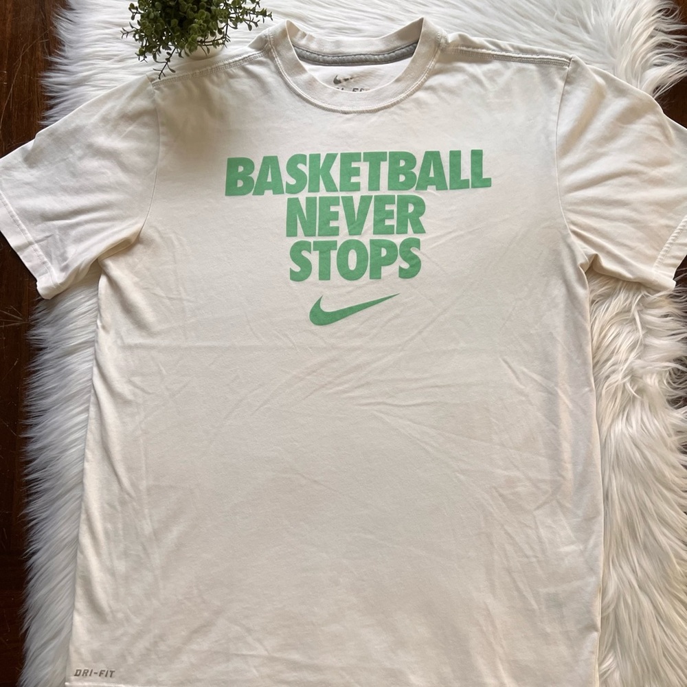 ▪️NIKE▪️Dri-Fit “Basketball Never Stops”🙌🏀 S/S Men’s Tee ~Sz.M - Picture 3 of 10